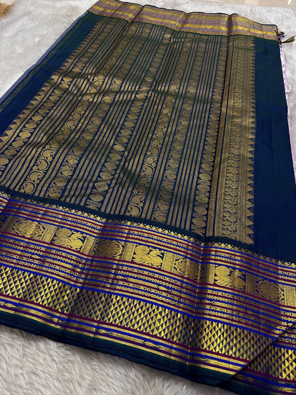 Mogra 💜✨🌿 – Lilac Kanchipuram Silk Saree with Gold Paisley Buttas, Navy Blue shot green Varisaipet Zari Border featuring Arai Madam, Vanki Pettu, Peacocks 🦚 & Contrast Silk Thread Accents