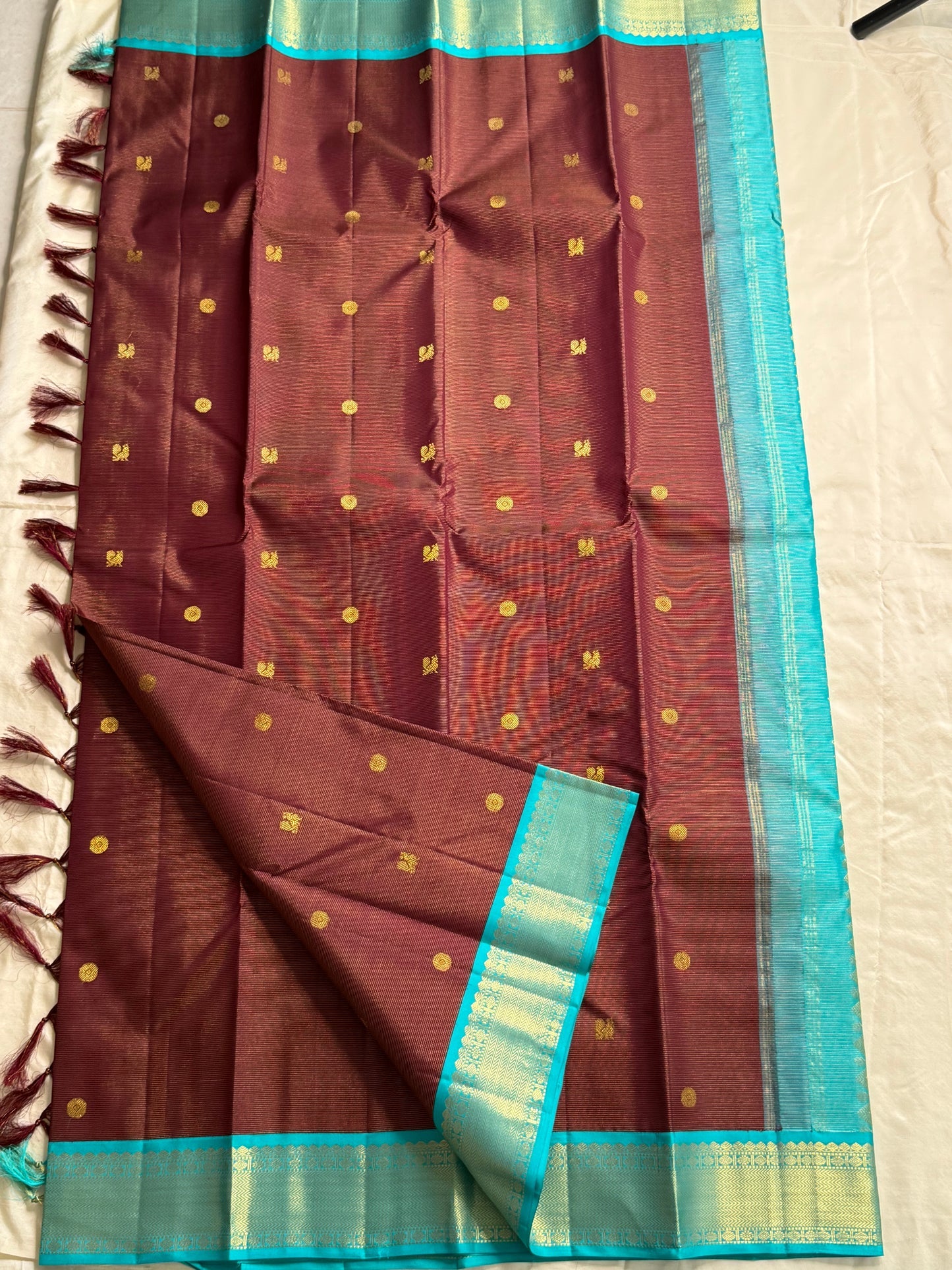 Rathi – Earthy Brown Vairaoosi Silk Saree with Petite Kamalam & Chakram Buttas, featuring a finely Woven Muthu Seer Zari Border in a Classic Style
Pallu in Soothing Rama Blue with Grid-Like Zari Motifs of Paisley & Chakram