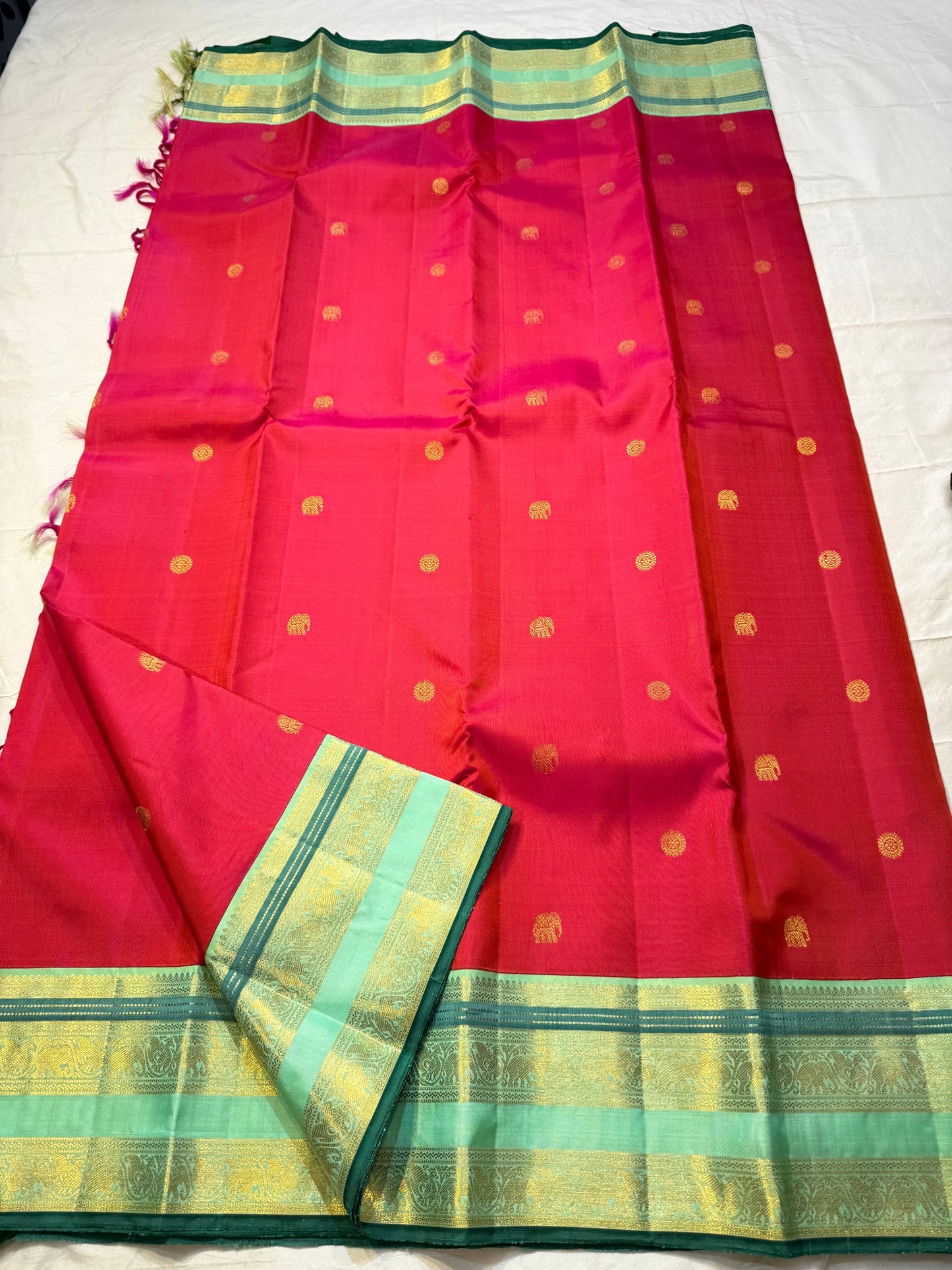 ✨ Tarakha — Rani-Pink & Mint-Pachai Korvai Kanchipuram ✨
Pure Silk | Gold Zari Surya Buttas | Mint Brocade Pallu | Contrast Blouse
Silk Mark Certified ✅ | Free USA Shipping ✅ | Ships in 1 Week ✅