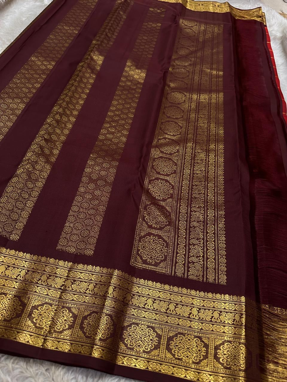 Sindhura Varna – Ruby Red & Maroon Pure Silk Kanchipuram Saree
Intricate gold kattam checks with dainty zari buttas & antique maroon borders ✨
Silk Mark Certified • Ships in Two Weeks • Free Shipping within USA ✅
