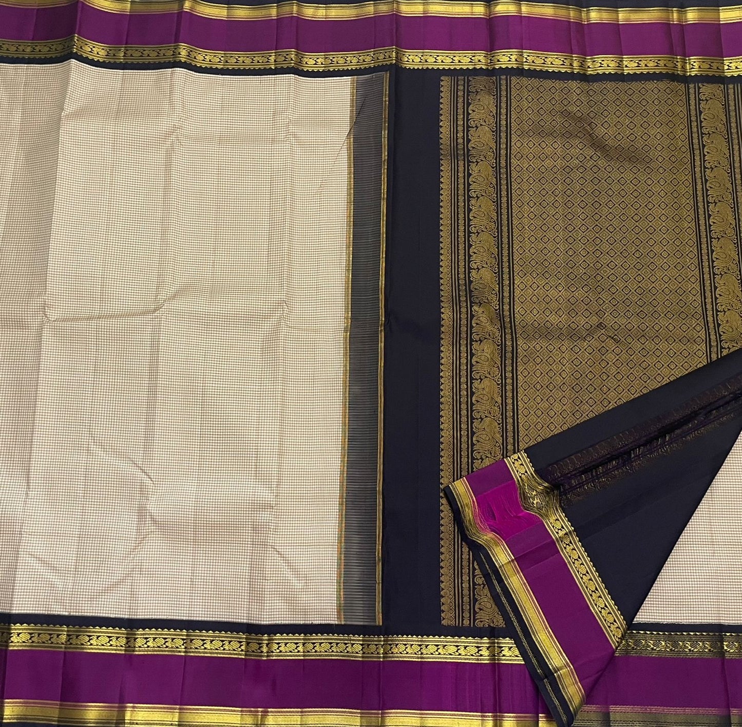 Biscuit Beige Amethyst — Pure Silk Kanchipuram (Handloom)
Micro kattam checks in biscuit-beige with amethyst korvai borders & black selvedge
Silk Mark Certified • Free USA Shipping • Ships in 1 Week (2 Weeks with stitching) ✅