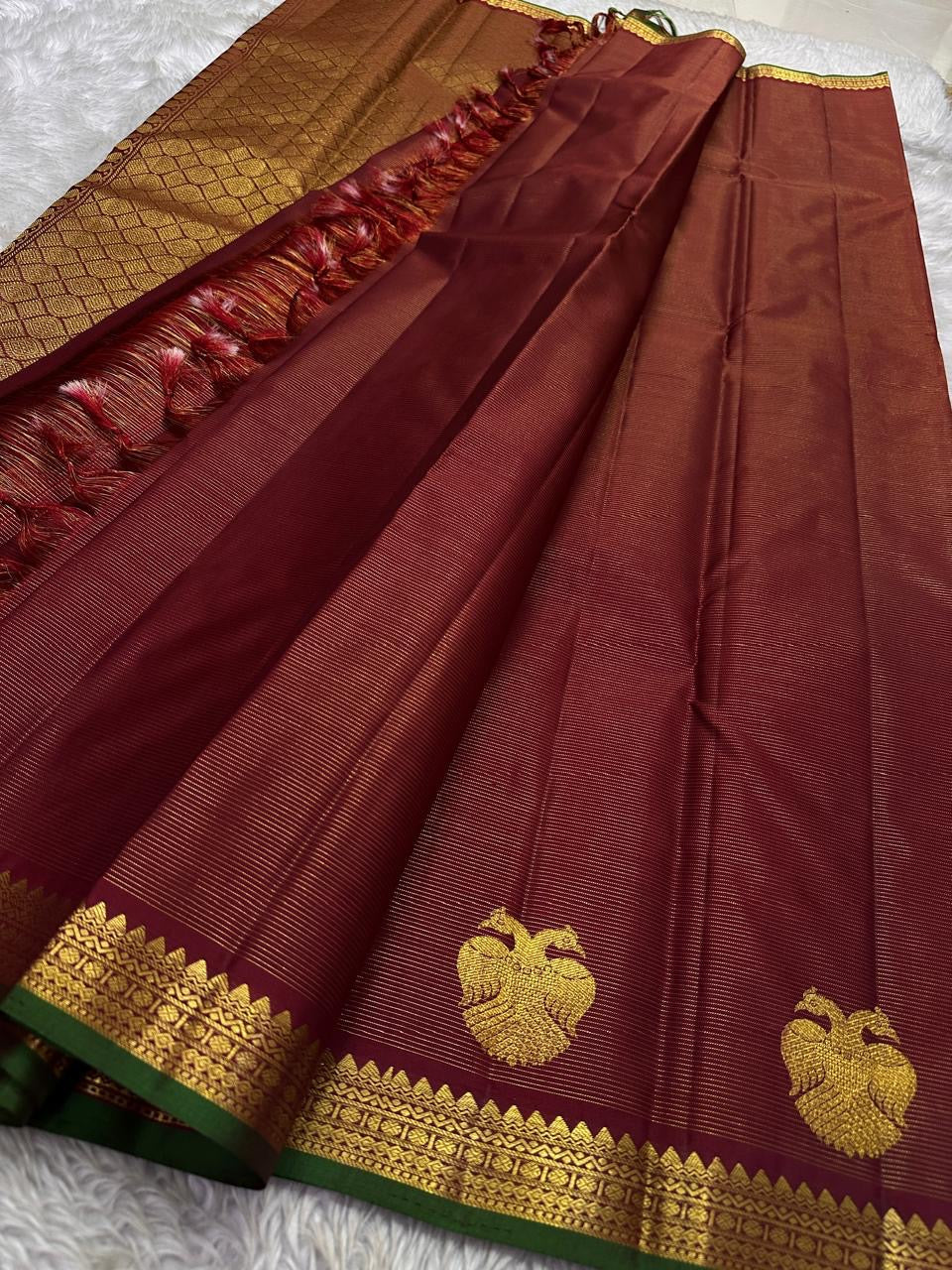 Arakku Gandaberunda vairaoosi — Pure Silk Kanchipuram Saree
Deep arakku  in fine vaira oosi weave with gold Gandaberunda motifs 🦅
Antique-gold temple borders & emerald-green selvedge • Silk Mark Certified • Free USA Shipping • Ships in Two Weeks ✅