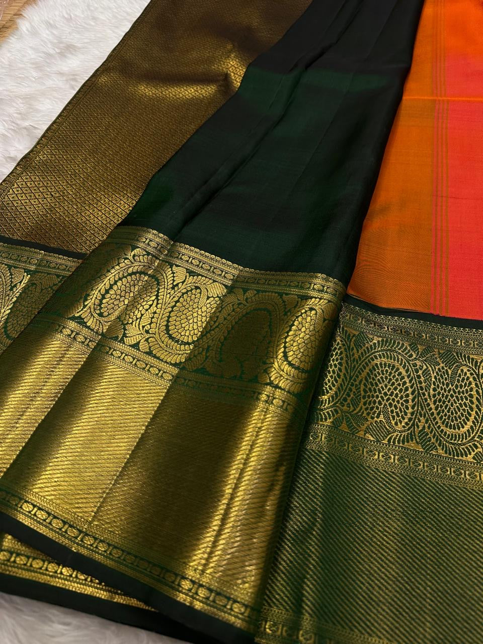 Gayatri ✨ – Fiery Orange Kanchipuram Pure Silk Saree
with All-Over Diamond Brocade & Paisley Buttas
Broad Bottle-Green Korvai Border in 3gms Pure Zari 🌿
Majestic Deep Green Pallu with Jaal & Vine Motifs
Silk mark zari certificate provided