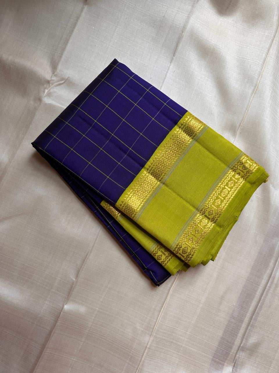 Neelam Parrot Pachai — Pure Kanchipuram Silk Saree
Royal blue body with gold kattam checks & parrot-green korvai border
Silk Mark Certified ✅ | Free USA Shipping | Ships in Two Weeks ✅