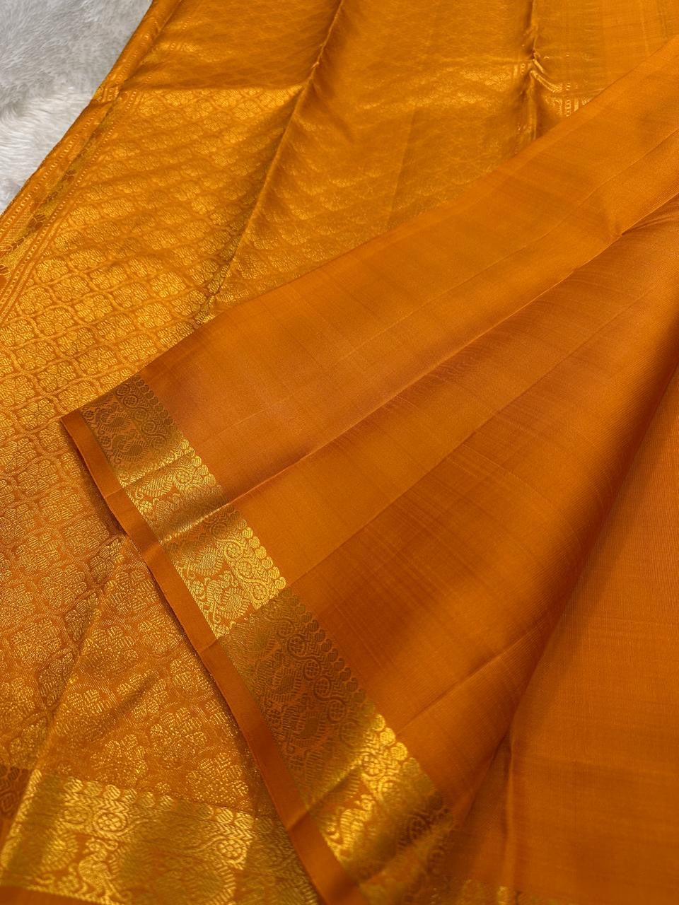 Small Border – Golden Mustard 🌼
Pure Kanchipuram silk in deep golden-mustard with petite zari buttas and floral vines border ✨
Silk Mark Certified • Free USA Shipping • Ships in Two Weeks ✅