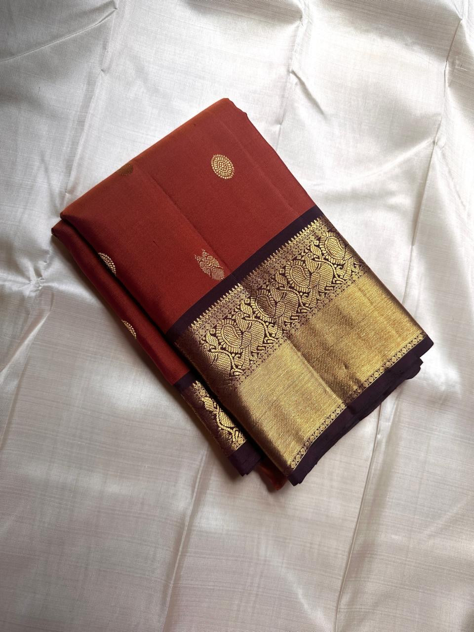 🦚 Rust Orange Gandaberunda — Coffee Brown Korvai Kanchipuram
Pure Silk | Gandaberunda (Double-Headed Eagle) Zari Border
Rust Orange Body with Chakram & Mango Buttas ✨
Coffee Brown Brocade Pallu with Diamond Jaal 💛
Silk Mark Certified | Free Sh..