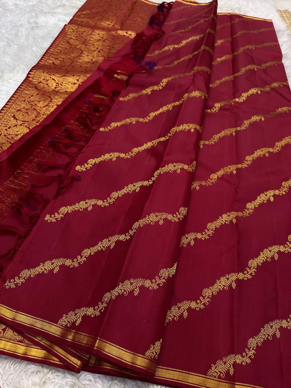 Lakshmi Kodi — Sindoor Red Pure Silk Kanchipuram
With 2g zari creeper vines (kodi) across the body 🌸
Classic gold kaddi borders & grand brocade pallu ✨
Perfect festive drape for Diwali, weddings & temple wear 🪔
Silk Mark Certified • Free Shipping