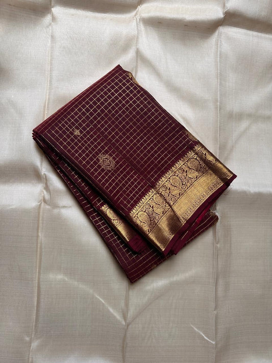 Zari Kattam Araimaadam – Coffee Brown, Pure Kanchipuram Silk Saree
Coffee-brown body with zari kattam checks, floral & mango buttas
Grand antique-gold border with floral/peacock vine;
Silk Mark Certified | Blouse Piece Included |ships in 1 week