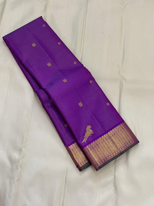 Kili Kanjivaram vairaoosi Lavender – Pure Kanchipuram Silk Saree
Lavender body with kili (parrot) & coin buttas; vairaoosi 
zari border l; rich floral pallu
Silk Mark Certified | Blouse Piece Included …pls refer description
