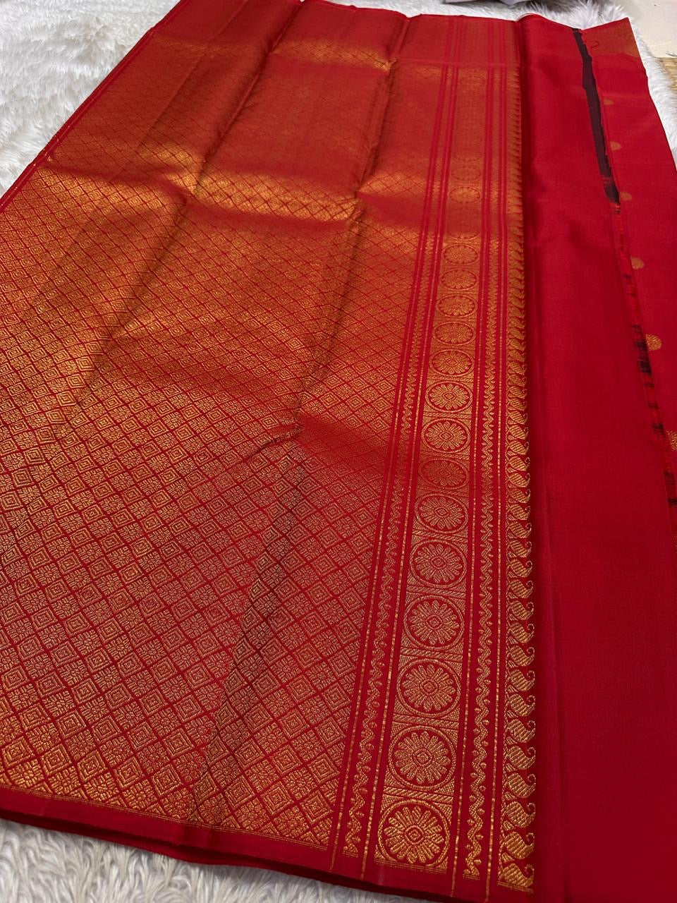 Lotus glow -radiant vermillion red  body with lotus gold zari buttas 🌸
Majestic peacock panel pallu in antique gold jaal and temple border artistry ✨
Silk Mark Certified ✅ | Ships in 2 Weeks | Free Shipping within USA 🇺🇸