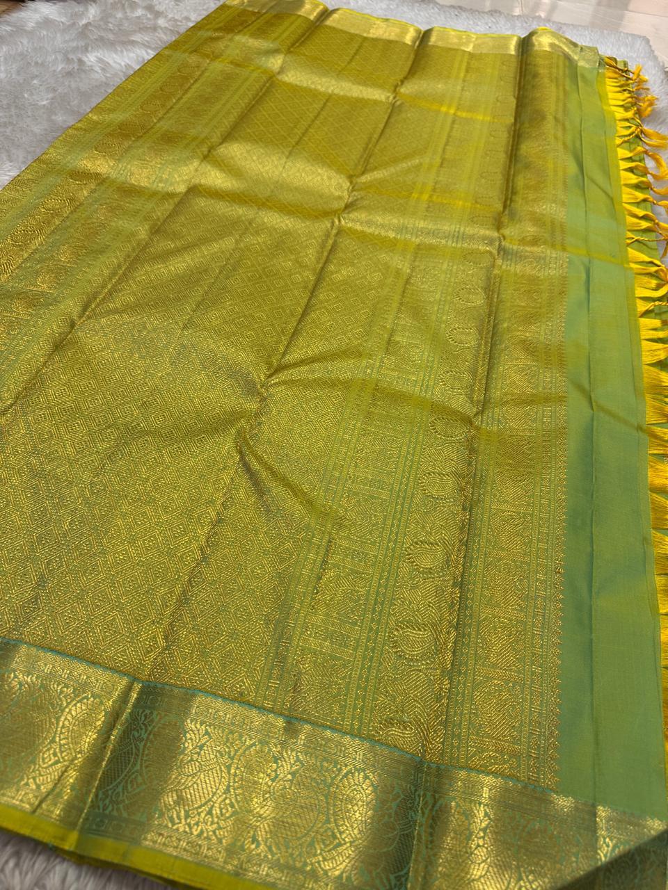 ✨ Pachai Thuli — Shot Chartreuse Pure Silk Kanchipuram Saree ✨
Dual-tone chartreuse & sea-green with gold zari buttas, peacock border & rich zari pallu.
Silk Mark Certified • Free USA Shipping • Ships in 1–2 Weeks • Blouse Stitching $30 ✅
