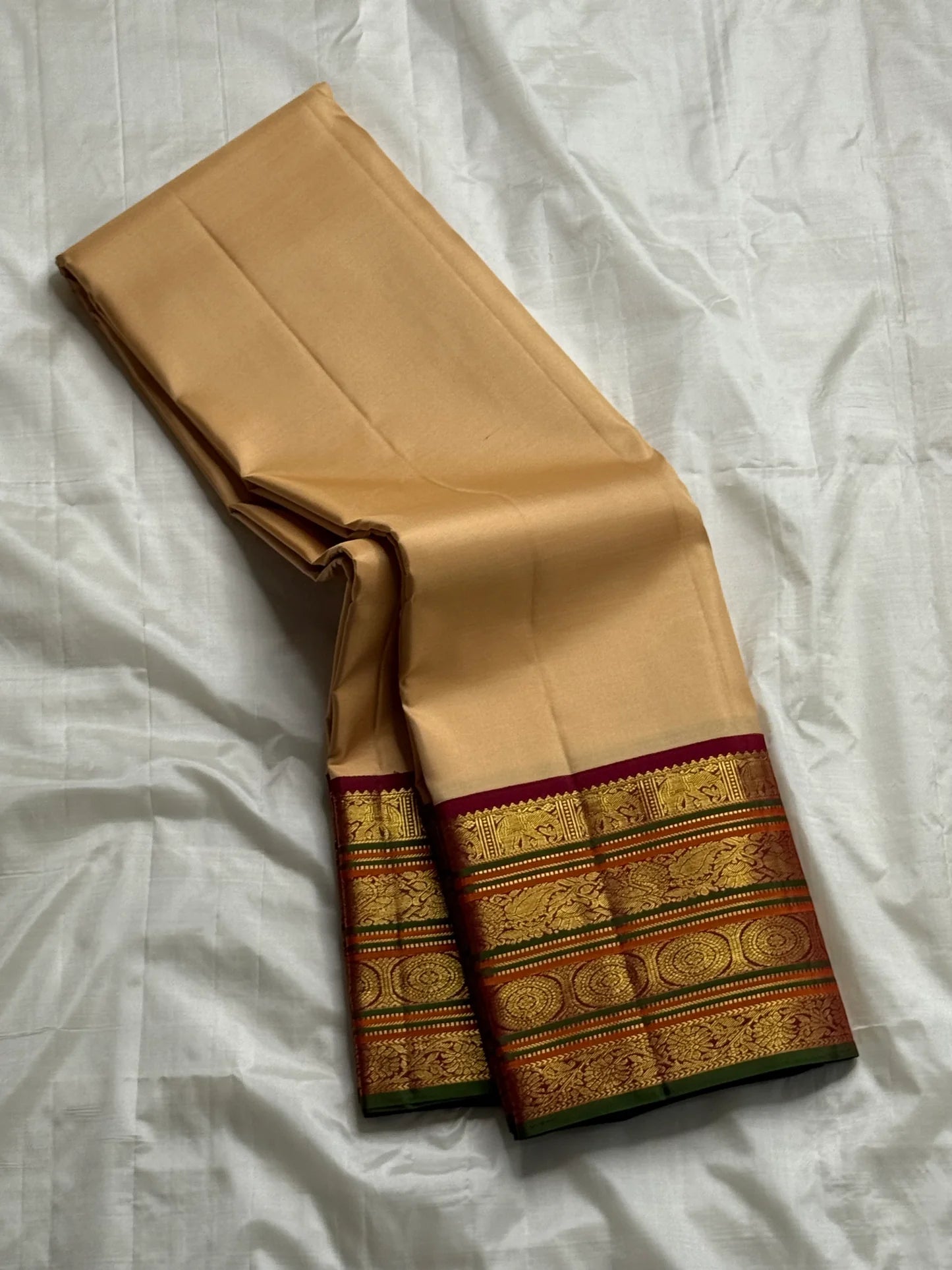 Almond Aura — Korvai Grand Border | Pure Kanchipuram Silk ✨
Almond-beige body with antique-gold chakra border & gold brocade pallu 🌸
Silk Mark Certified • Free Shipping within USA • Ships in Two Weeks ✅