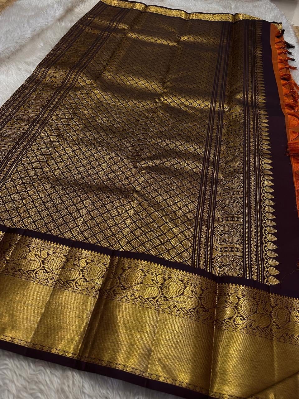 🦚 Rust Orange Gandaberunda — Coffee Brown Korvai Kanchipuram
Pure Silk | Gandaberunda (Double-Headed Eagle) Zari Border
Rust Orange Body with Chakram & Mango Buttas ✨
Coffee Brown Brocade Pallu with Diamond Jaal 💛
Silk Mark Certified | Free Sh..