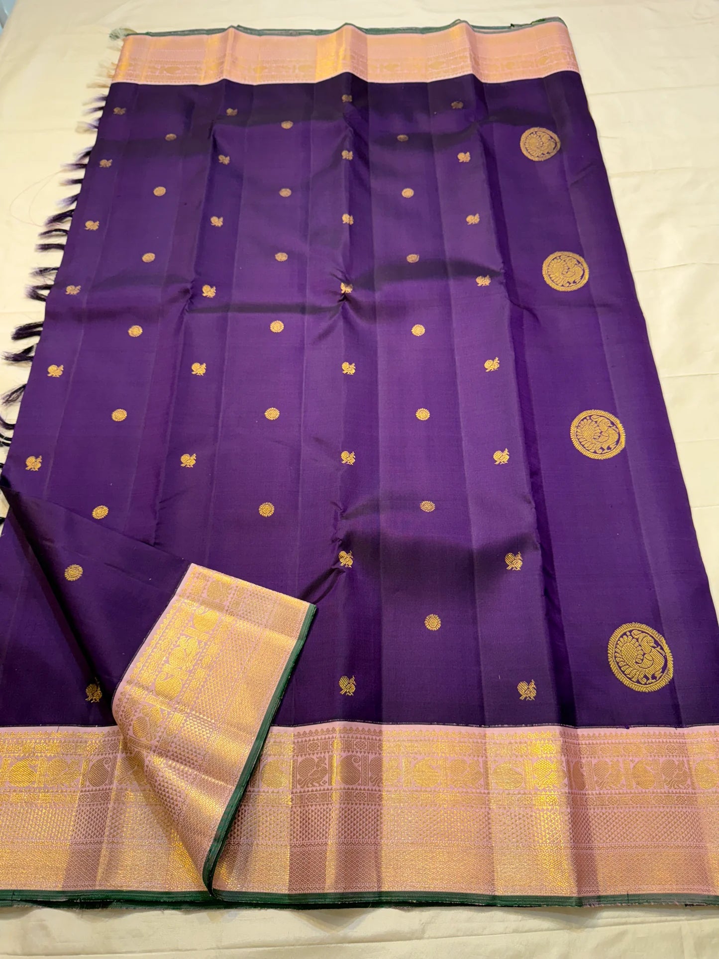 violet Sorgavasal mayil — Pure Silk Kanchipuram Saree
Deep violet body with antique-gold zari chakram buttas and petal-pink brocade mayil (peacock) borders
Silk Mark Certified ✅ • Ships in Two Weeks ✅ • Free Shipping within USA 🇺🇸