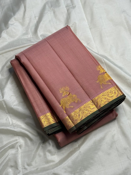 ilam Thamarai — Pure Silk Kanchipuram Saree
Blush rose-pink body with green korvai border woven in gold yaali & mayil motifs · Rich zari pallū with paisley vines · Running blouse included
Silk Mark Certified • Free Shipping within USA • Ships in 1 Week