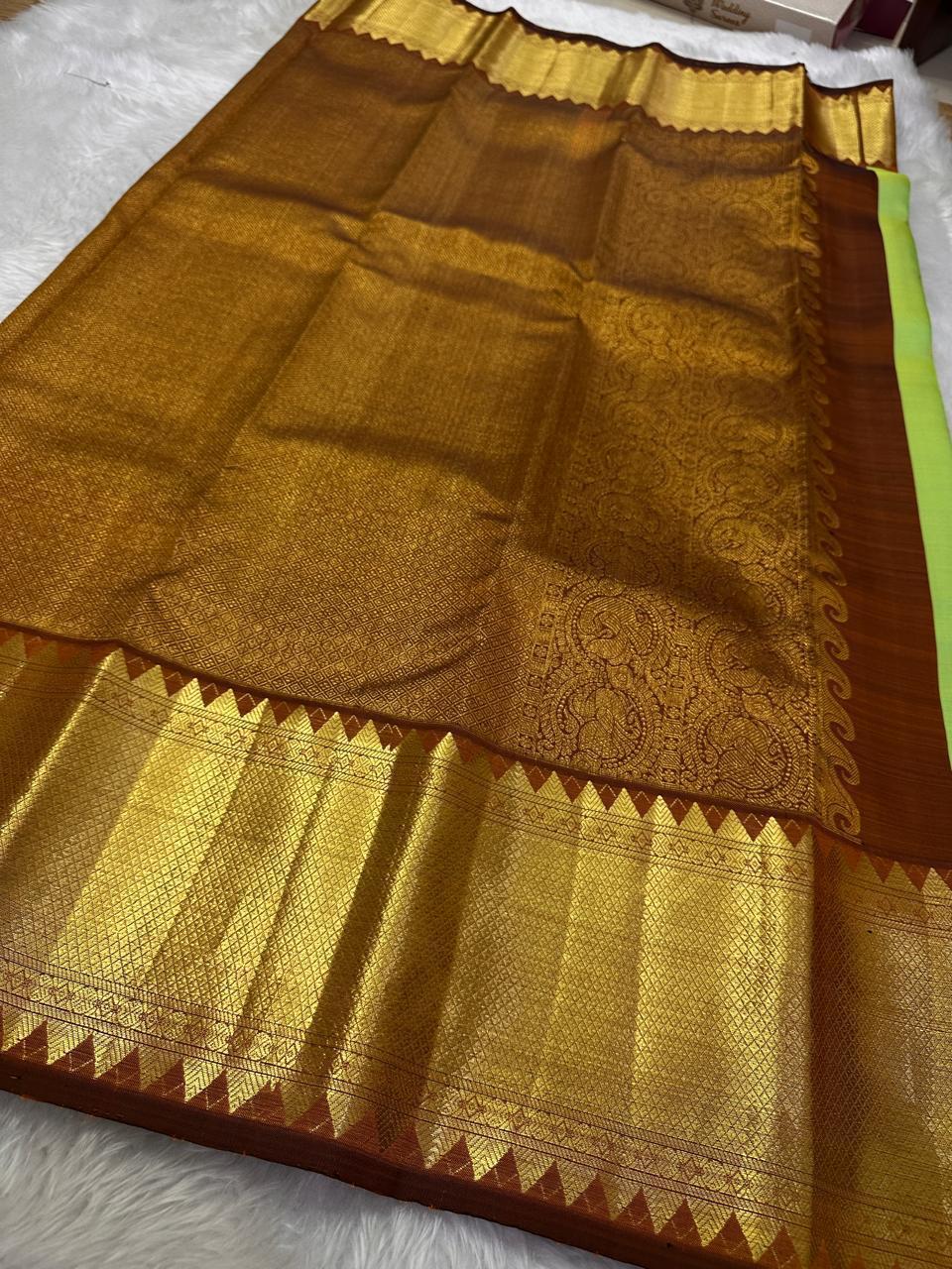 ✨ Cardamom and lime green  Shot Butta — Pure Silk Kanchipuram Saree ✨
Arakku Korvai Border
Antique Gold Brocade Pallu with Temple Reku Weave
Silk Mark Certified ✅ • Fall & Pico Done ✅
Free USA Shipping 🇺🇸 • Ships in 1 Week 🪔