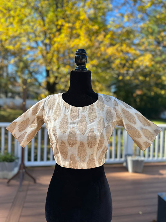 ✨ Cream & White Gold Brocade Blouse ✨
Luxurious silk-cotton with elegant woven motifs & timeless charm 🤍
Now $24 (was $59) | Size 36–39 only | Ready to Ship from NJ | USA Shipping $5 ✅
