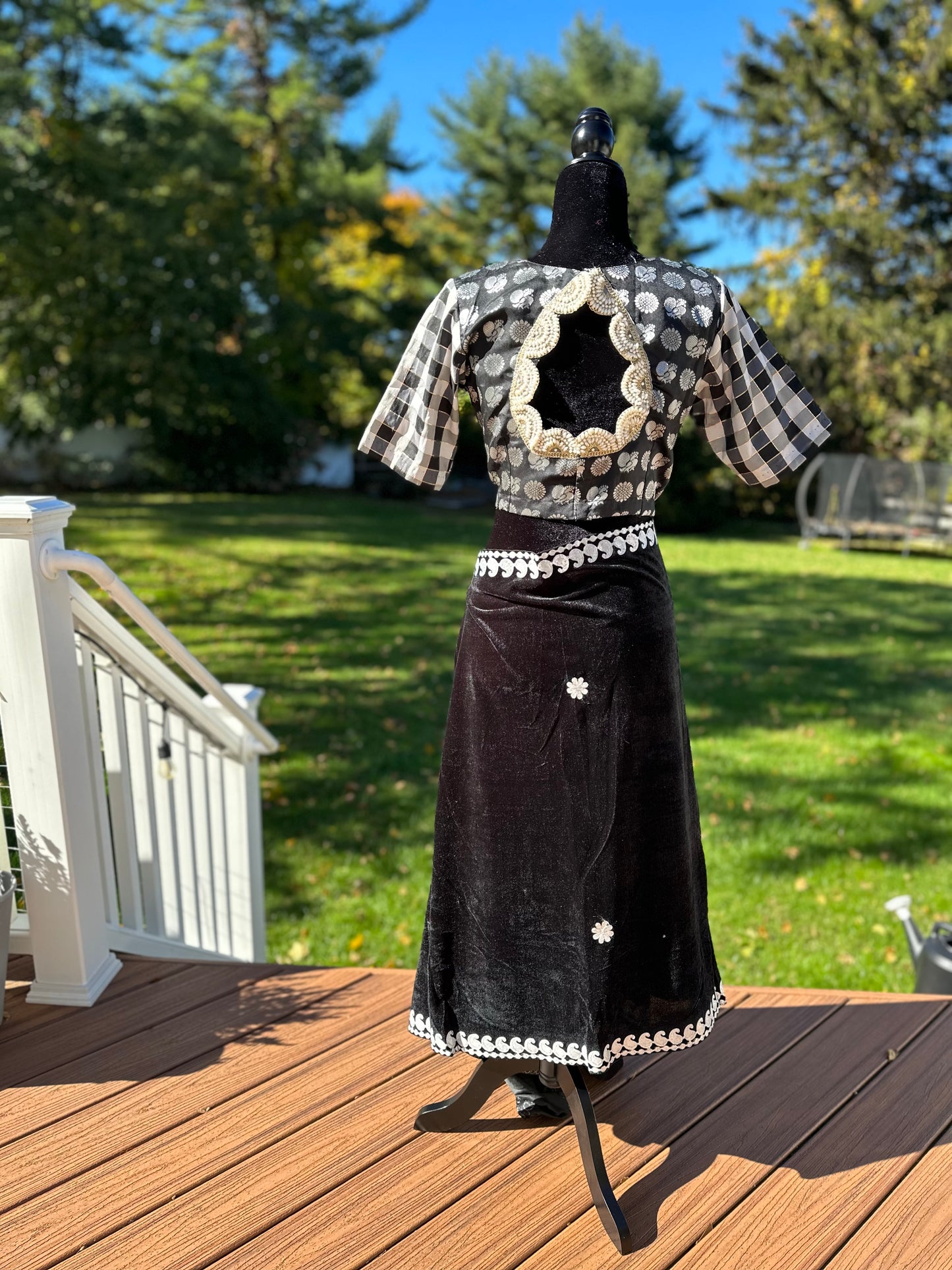 ✨ Black & White Silk Statement Blouse ✨
Finest black & white silk with taffeta checkered sleeves and pearl lace embroidery 🤍
Diwali Price Drop: $59 → $20 | Size 42–43 only | ready to ship | USA Shipping $5 ✅