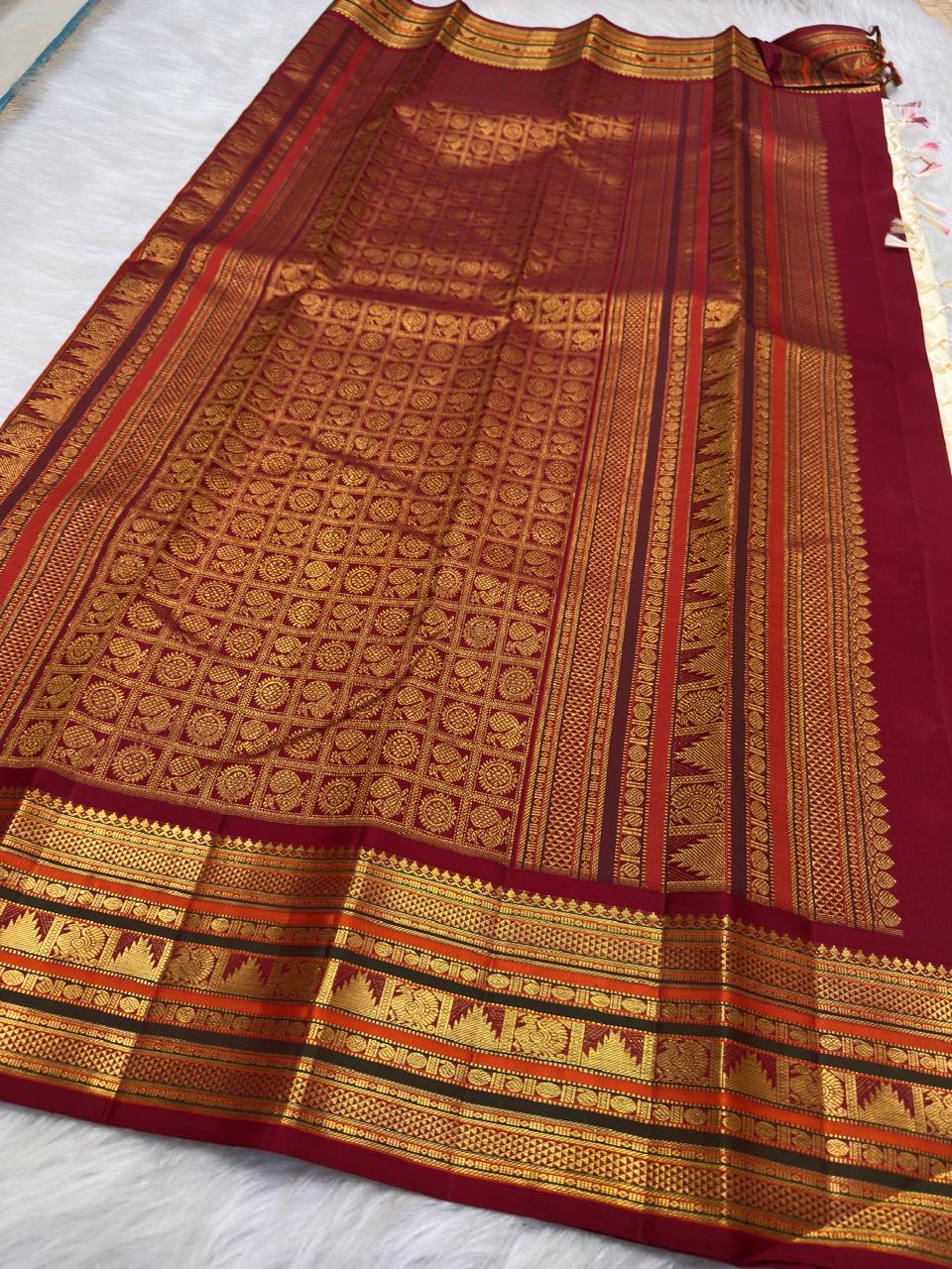 Rudraksham rows and peacock zari ornaments on the contrasting border of this Varisaipet saree