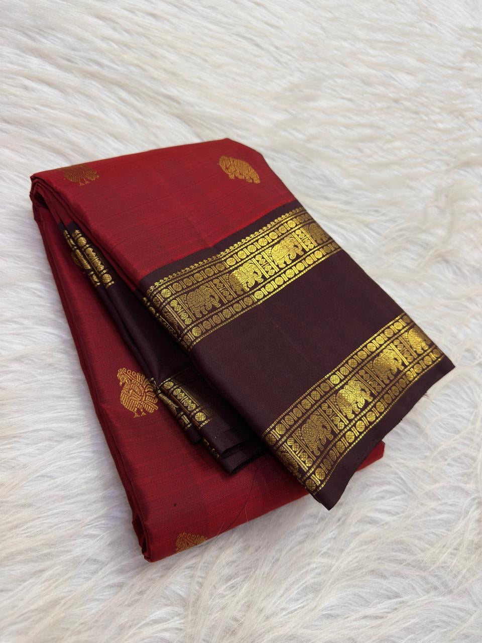 Arakku red Pure Silk Kanjeevaram Rettapet saree with chocolate brown Yaanai zari border