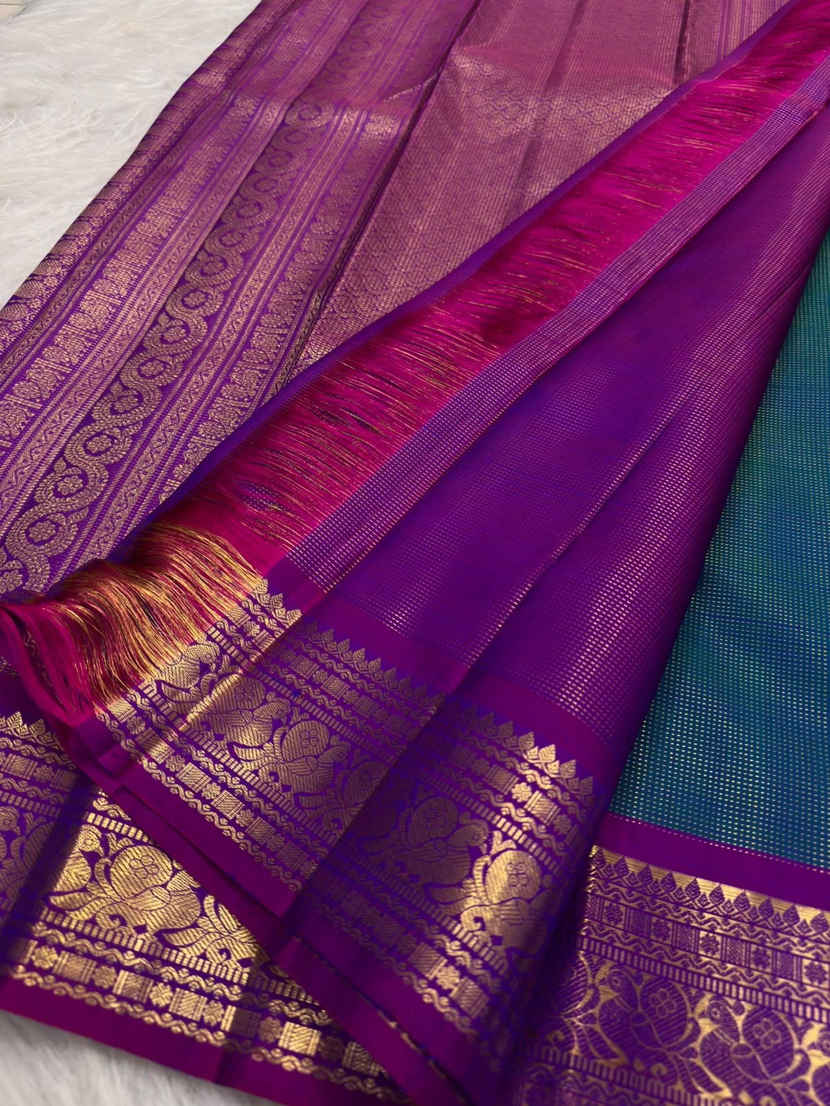 Fine Vairaoosi zari lines on Mayil Kazhuthu pure silk Kanjipuram saree
