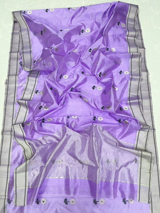 Lilac Chanderi saree showing scattered pale floral butis with dark leaf accents and silver-toned borders