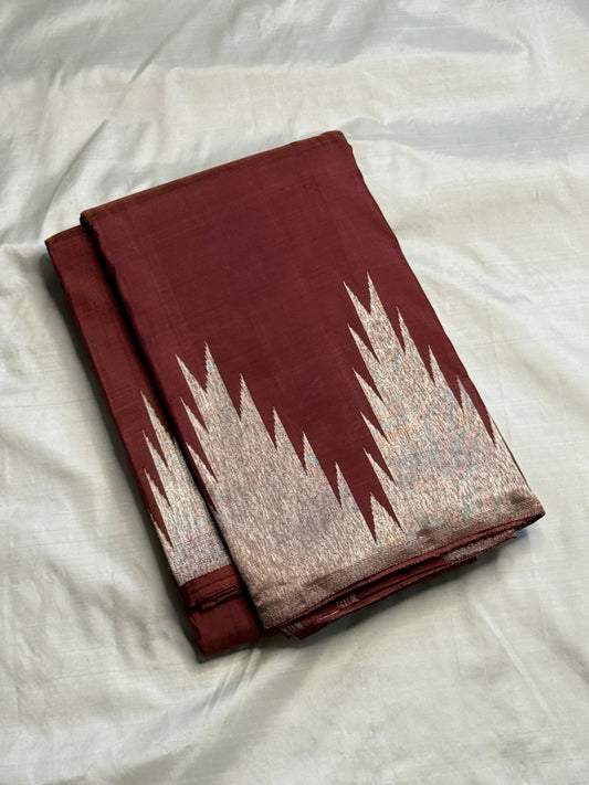 Close-up of ettukol antique copper zari border on cinnamon brown Kanchipuram pure silk saree — Idam Living