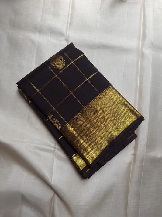 Richly brocaded pallu on the deep violet Zari Kattam saree.