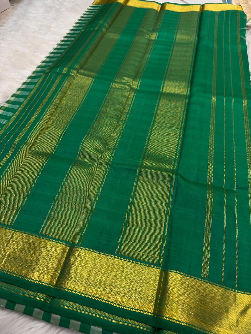 Fresh Green and Ivory Lightweight Kanchipuram Kattam Saree with Seer Pallu showing green gold border
