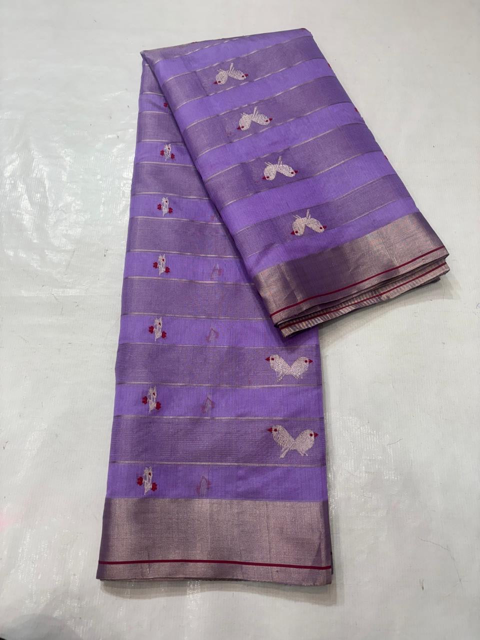 Blouse piece border of a lavender Chanderi silk saree in shimmering silver-lilac