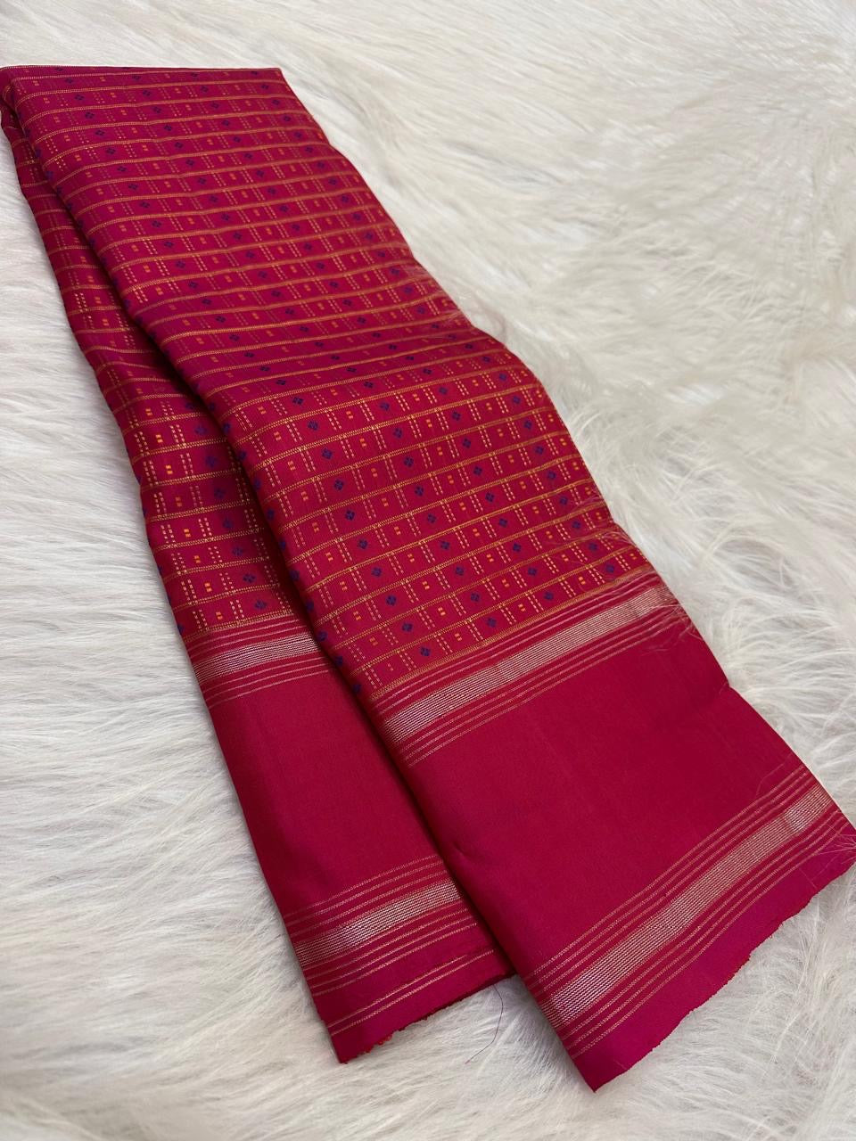 1000 Butta weave detail on the handwoven raspberry pink KanchiPattu silk saree.