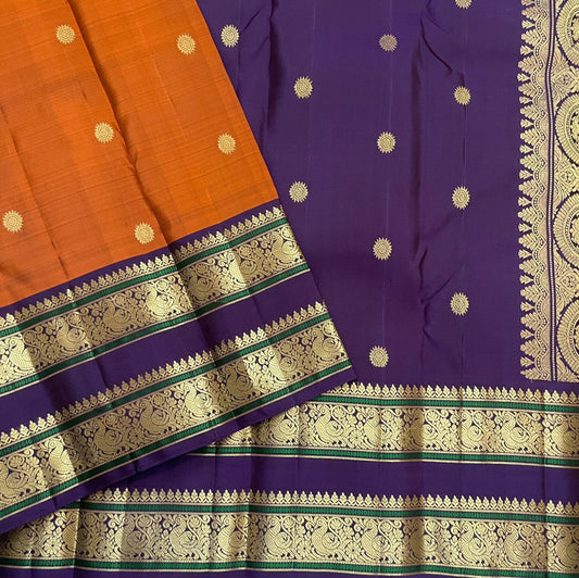 Broad classic-gold border with repeating bird motifs, leaf-like reku detailing and a fine Maragatham green line.