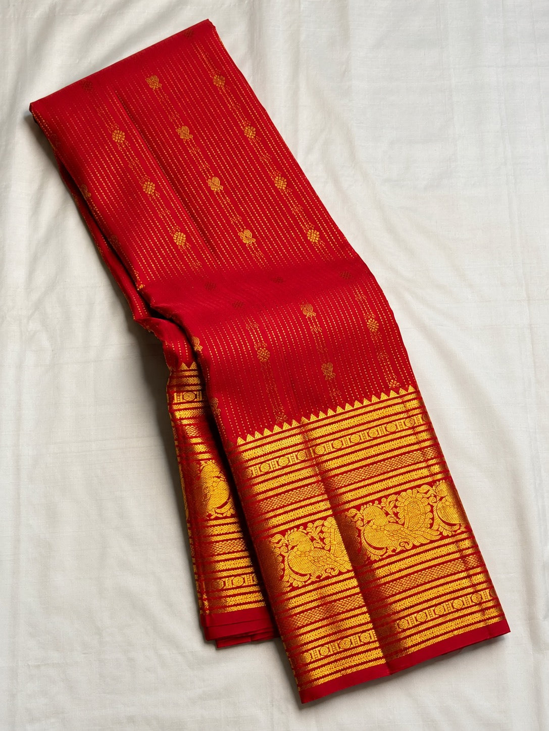 Vermilion red handwoven pure silk Kanjivaram Varisaipet saree with gold zari brocade border, photo 5 of 5