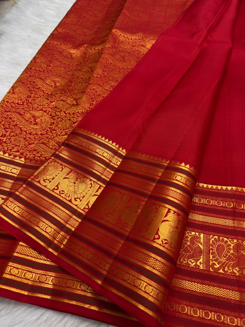 Deep Arakku pink Varisaipet pure silk Kanchipuram saree – gold zari pallu close-up with maanga paisley motifs