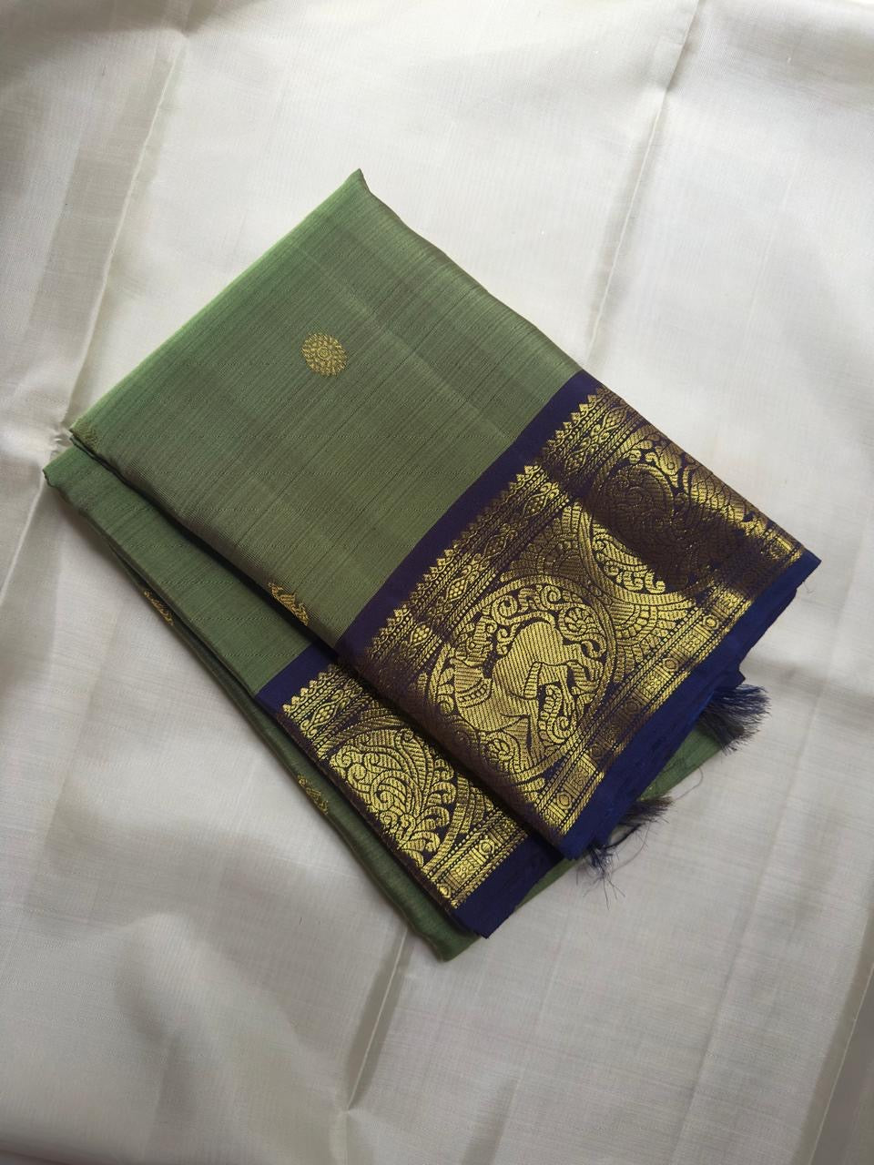 Green pure silk Kanchipuram saree, traditional border gold zari with thulir-pachai fresh-leaf green with neelam-blue contrast