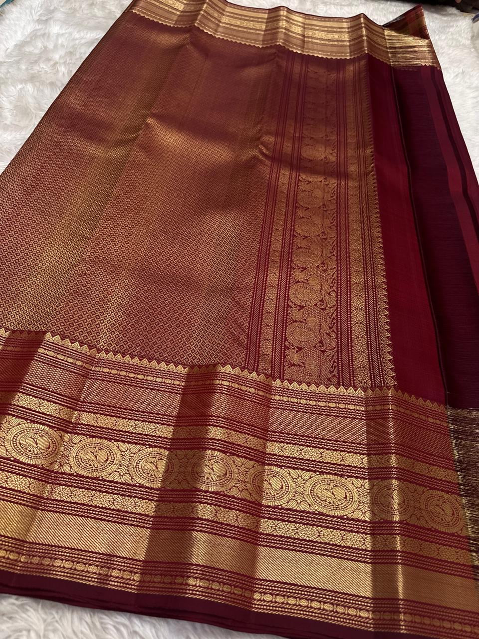 Arakku red pure silk Kanchipuram saree with antique gold mayil chakram buttas and a detailed peacock and arai maadam pallu, view 5.