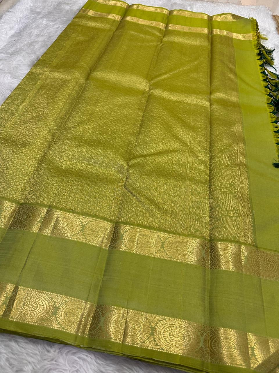 Karum Pachai pure silk Kanchipuram Rettapet saree with silver-toned maanga buttas and Kili Pachai zari border.