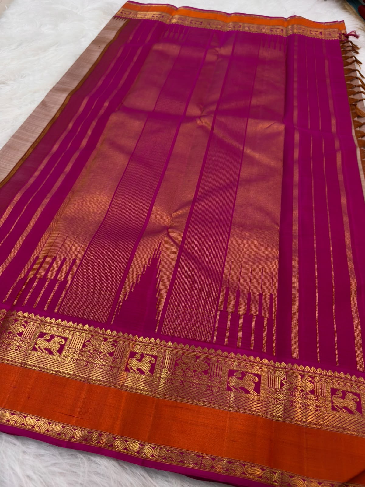 Pillayar Reku border close-up on Warm Beige and Magenta Kanchipuram Korvai silk saree, handwoven in Kunnam village