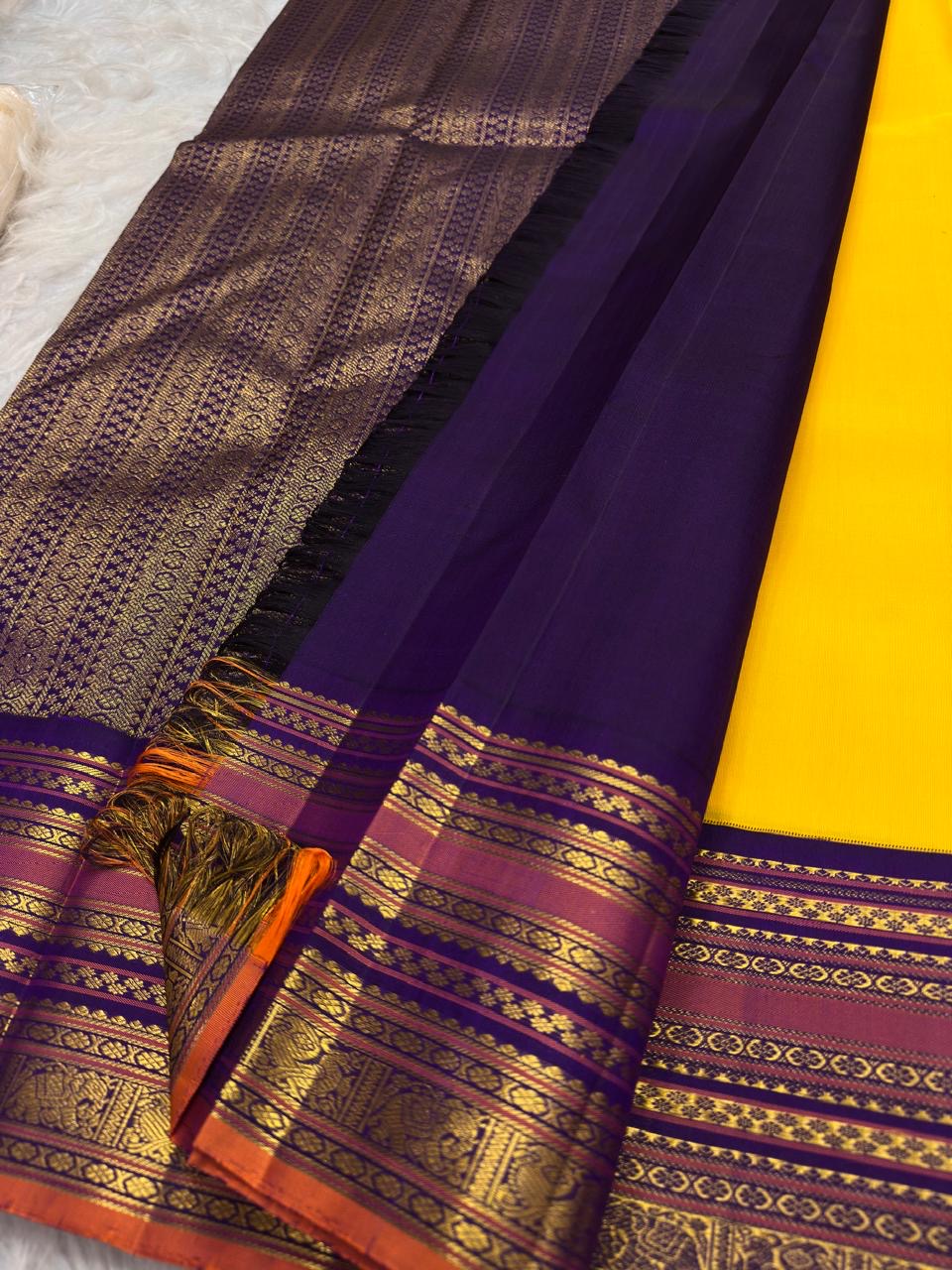 Rudraksham rows and peacock zari ornaments on the contrasting border of this Varisaipet saree