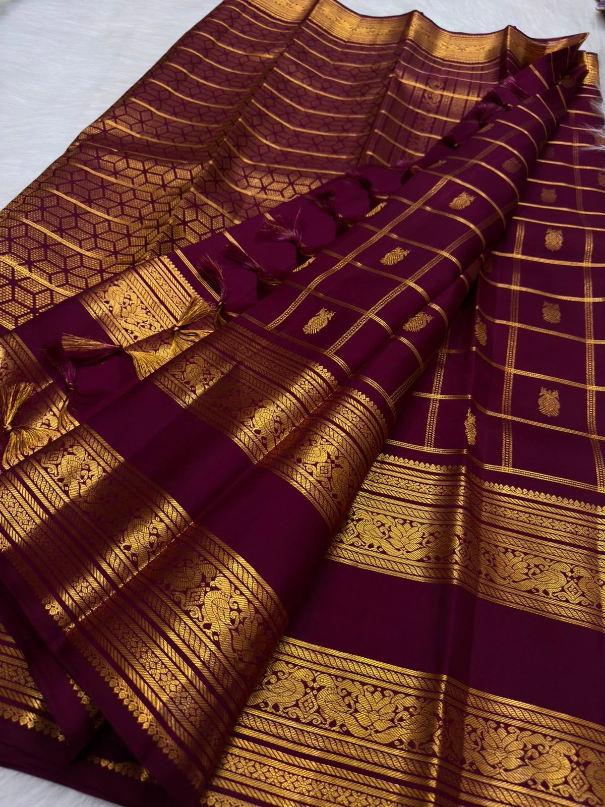 Close view of Pakshi-inspired gold zari border registers framed by fine Reku lines and geometric edging.