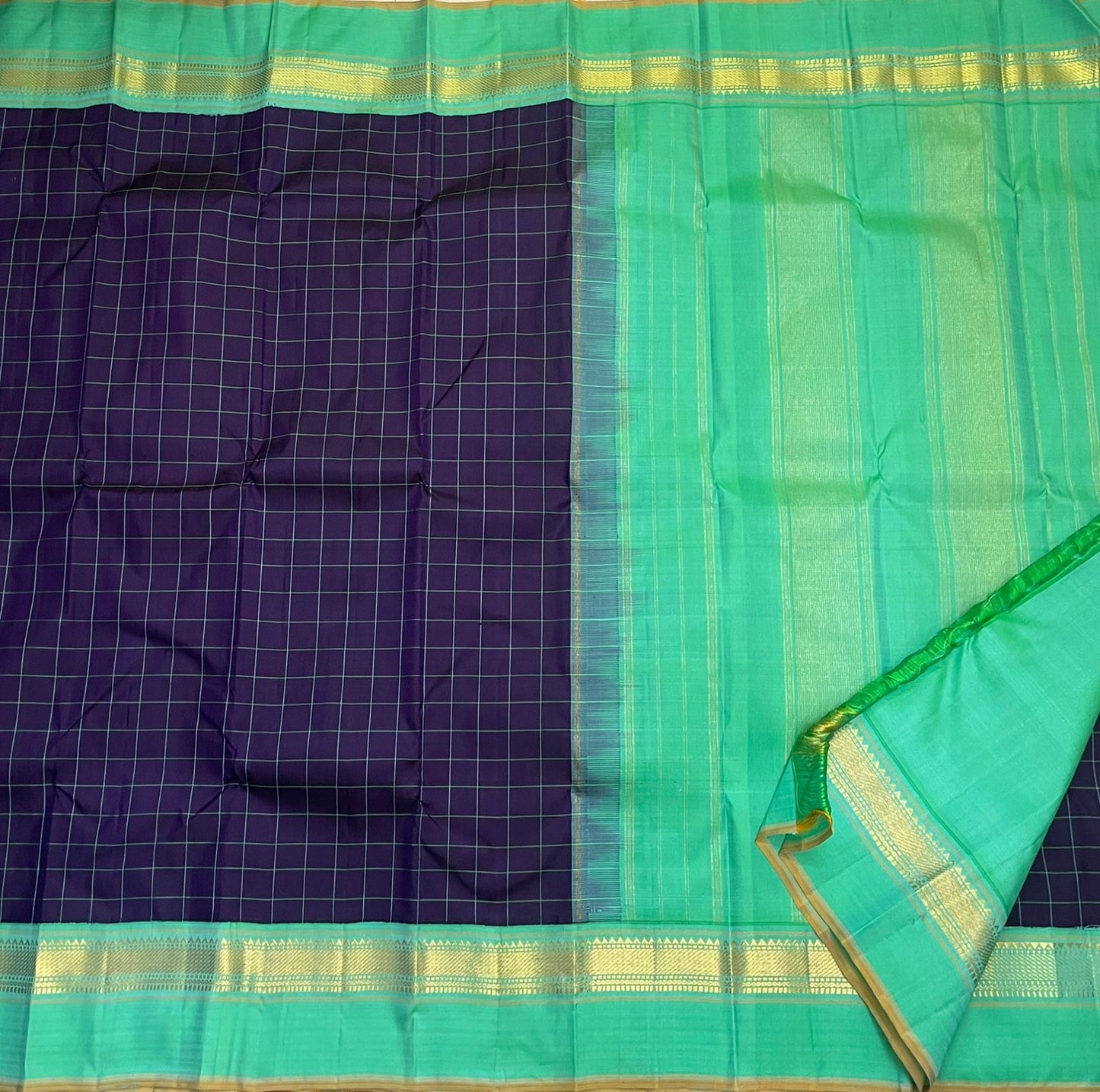 purple-checked-saree-green-pallu-drape-view.jpg