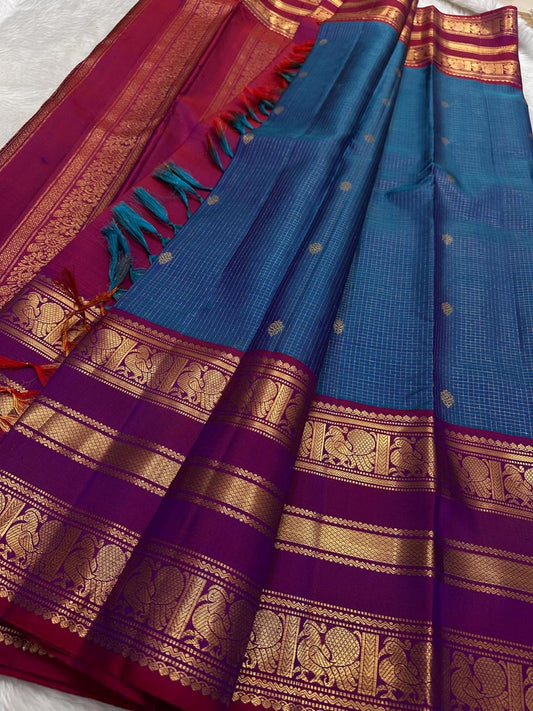 Royal blue pure mulberry silk body of a handwoven Kancheepuram Varisaipet saree, close-up