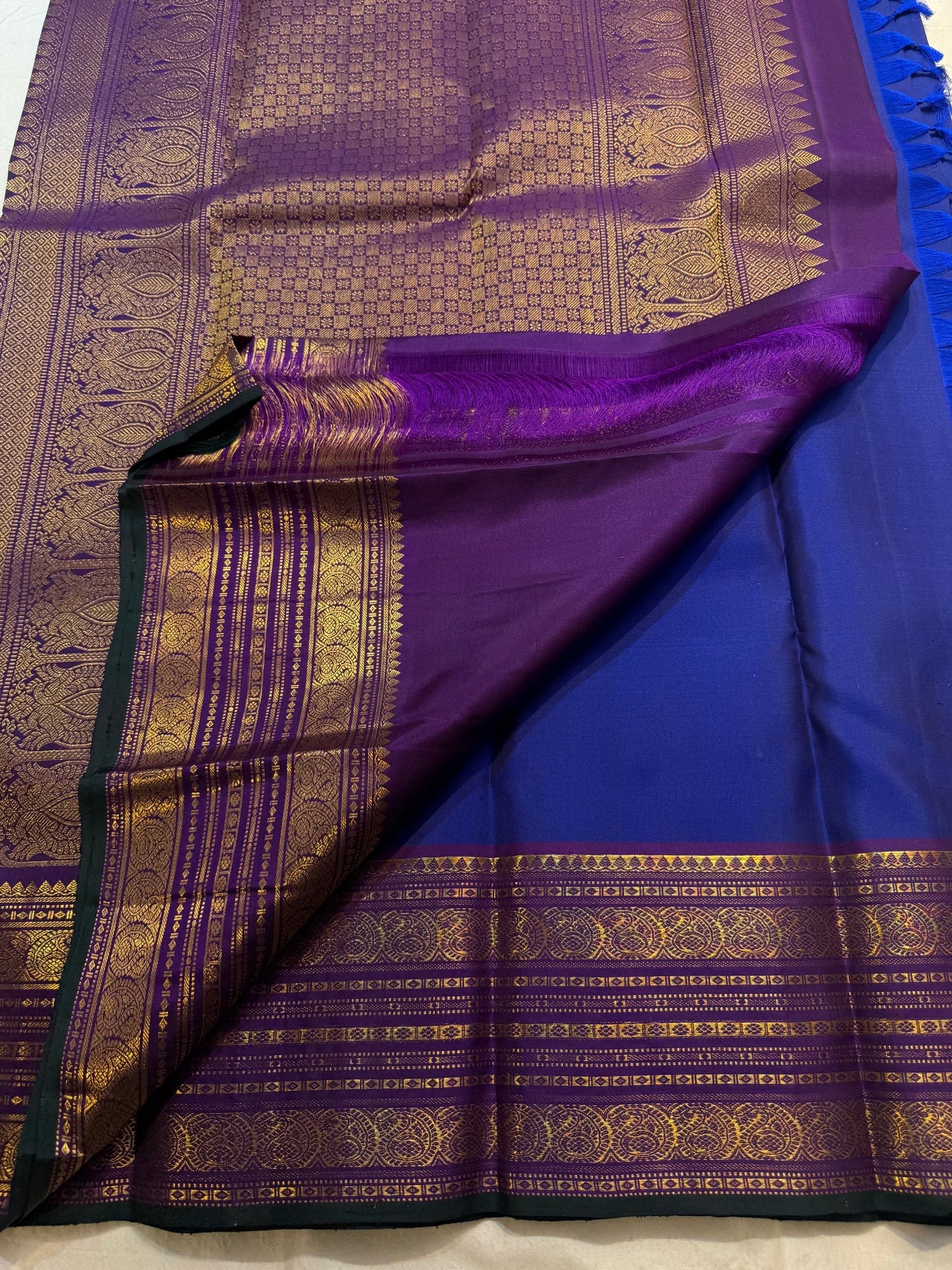 Deep purple Varisaipet border detail on a royal blue Kanchi Pattu saree