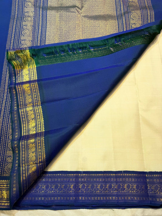 Mayil Kazhuthu double-shade Korvai border with repeating gold Mayil motifs on pure silk saree.