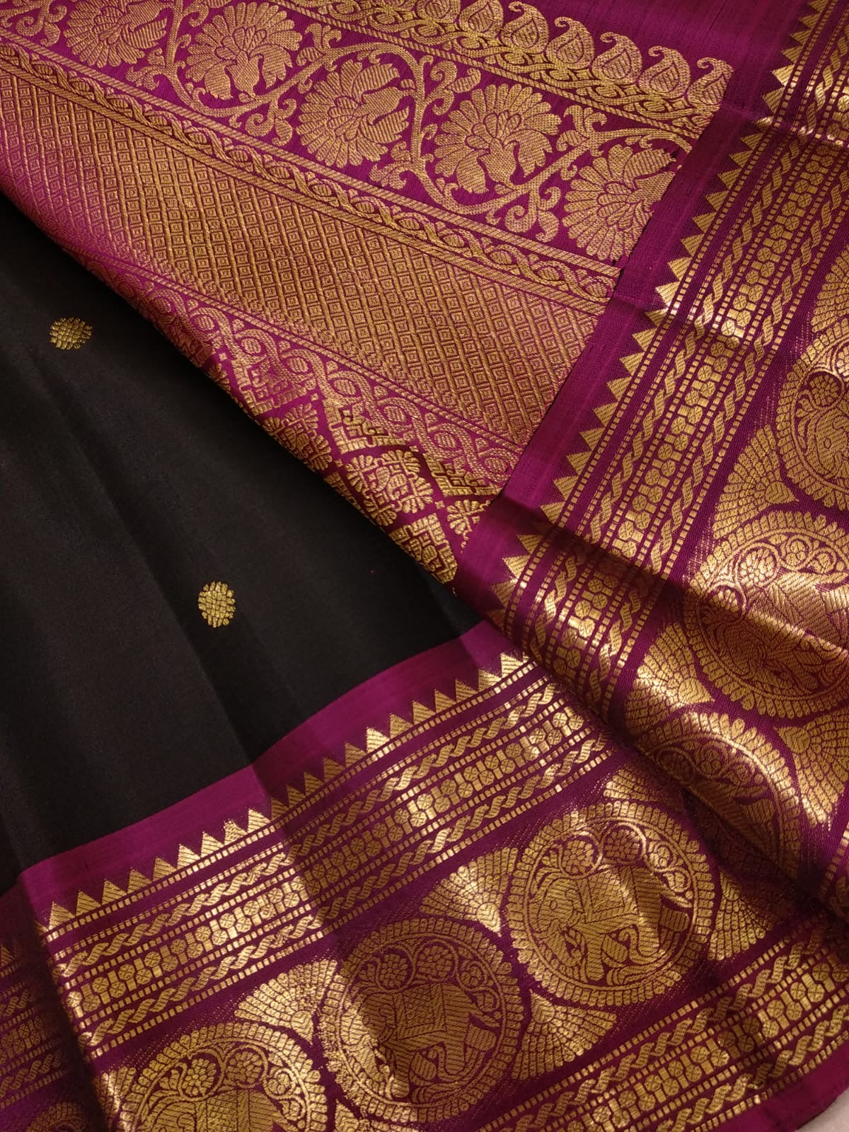 Paaku pure silk Kanchipuram saree with pink border and Mayil Chakram butta