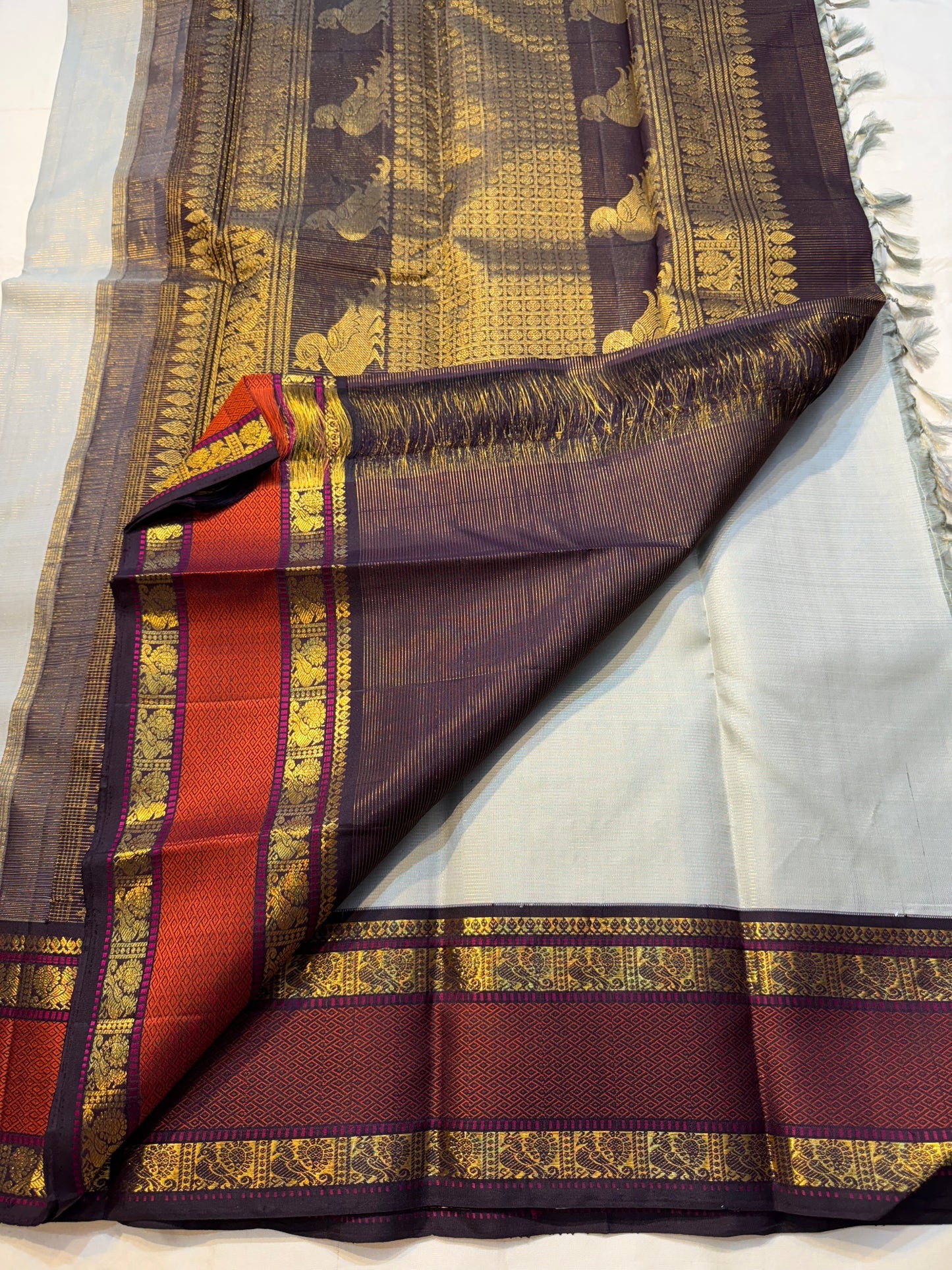 Dove Arakku Vairaoosi — Pure Kanchipuram Silk Saree
Dove Grey Body with Arakku Red Zari-Woven Vairaoosi Pattern
Silk Mark Certified • Free Shipping within USA • Ships in Two Weeks