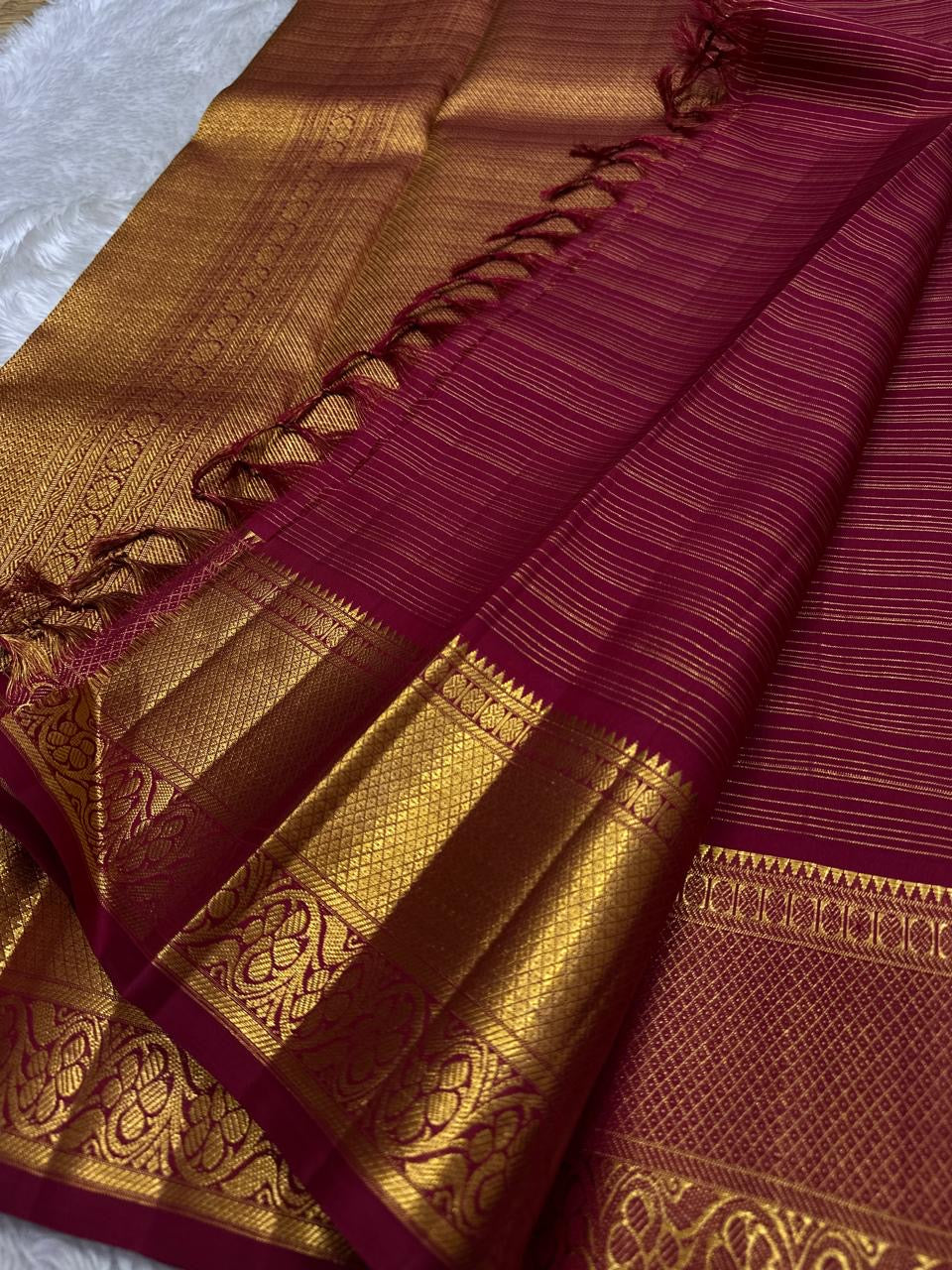 The festive red in its full glory !! ❤️

Pure silk Kanchipuram red saree with stripes and bavanji border