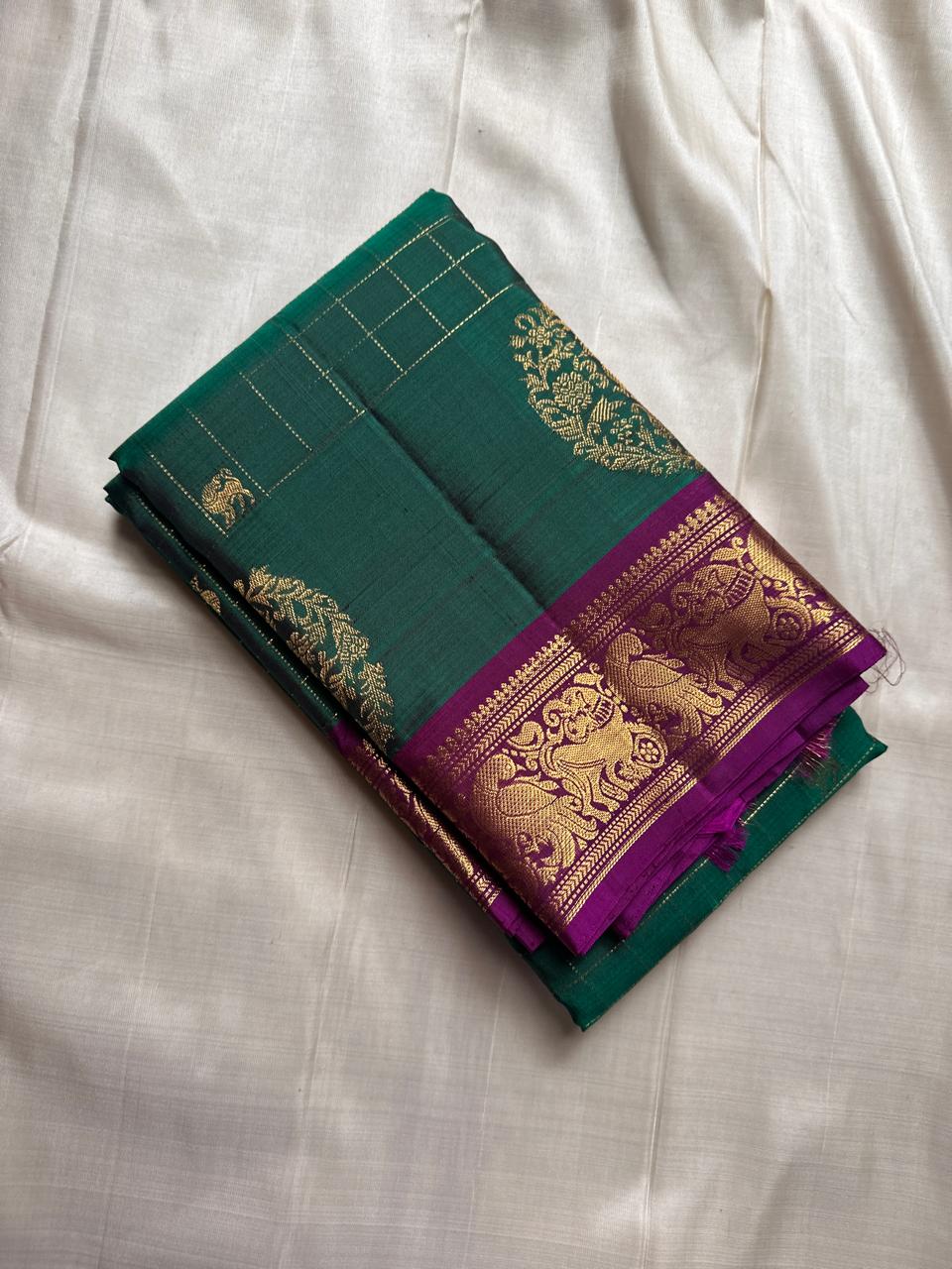 Pachai Sorgavasal Kili — Zari Kattam | Pure Kanchipuram Silk ✨
Emerald-green body with zari kattam checks, kili buttas & grand medallions 💚
Silk Mark Certified • Free Shipping within USA • Ships in Two Weeks ✅