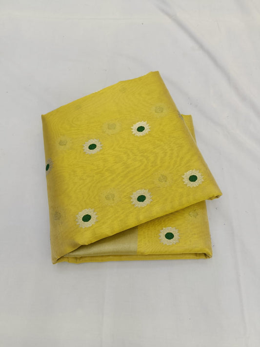 Close-up of Ek Naal Butti on yellow silk Chanderi saree