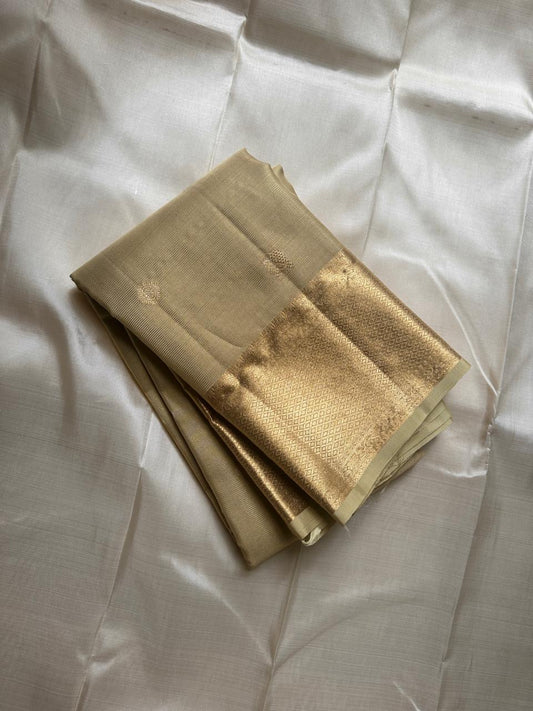 Hamsini — Cream & Gold Kanchipuram Pure Silk Saree
Featuring Exquisite Vairaoosi Zari with Peacock & Kamalam Motifs
Raised, Embossed Zari Adding Dimension and Shine
Thick Mayil-Kann Border with Luxurious Lustre & stunning border , silk mark certified